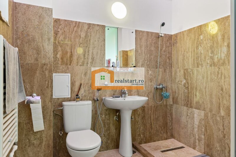 Piata Romana, vedere spectaculoasa, renovat total, inclusiv instalatii.